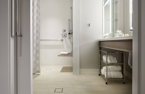 Peachtree Center Hotel | Hotel Indigo Atlanta Downtown by IHG