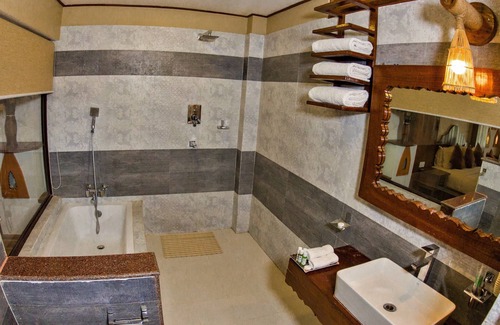 Sauraha Hotel | Hotel Jungle Crown