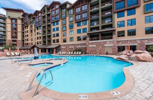 Park City Hotel | HOTEL KING BEDROOM NEAR BASE CHAIRLIFT - GRAND SUMMIT AVAILABLE NOW!