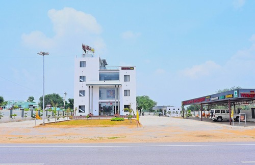 Sikar Hotel | HOTEL MADHUVAN & RESORT