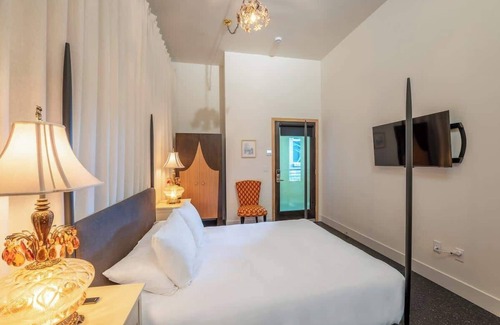 Logan Heights Hotel | Hotel Narcissus - Room 4