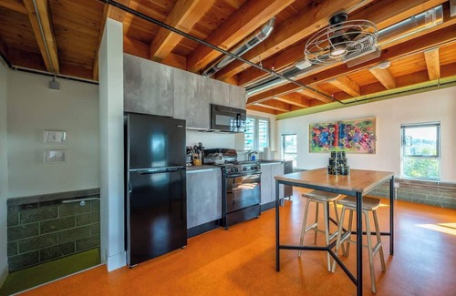 Logan Heights Hotel | Hotel Narcissus - Room 6