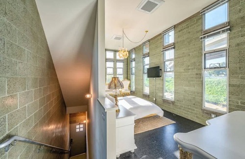 Logan Heights Hotel | Hotel Narcissus - Room 6