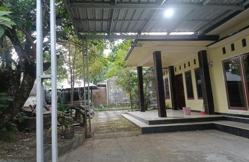 Mataram Hotel | Hotel O Penginapan Annisya Near SMA Negeri 2 Mataram