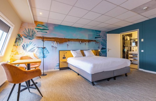 Oud-Loosdrecht Hotel | Hotel on the Lake with Marina Access, Nature Walks and Fresh Cuisine