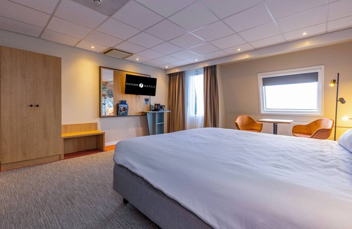 Oud-Loosdrecht Hotel | Hotel on the Lake with Marina Access, Nature Walks and Fresh Cuisine