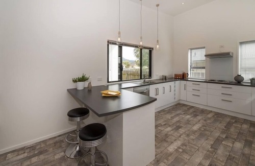 Rotorua House | Hotel quality stay in the heart of Rotorua with Spa