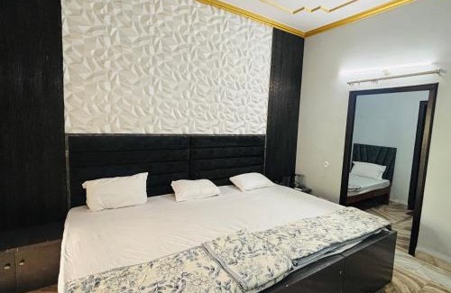Mathura Hotel | Hotel Radha Madhavam Luxurious Boutique Stay