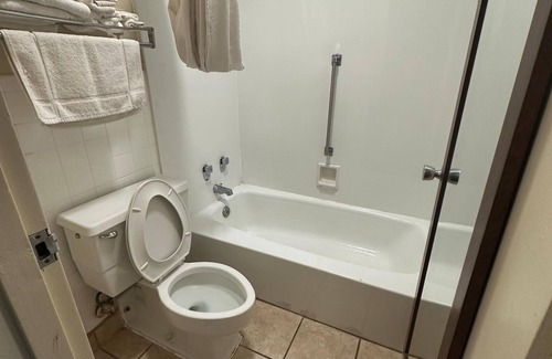 Covington Hotel | Hotel Red Rose by Townhouse Covington I-64