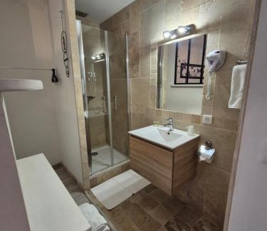 Sillans-la Cascade Hotel | Hotel restaurant les pins