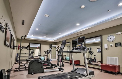 Chinatown Apartment | Hotel Room/Kitchen/Washer/Dryer/Gym/Free parking