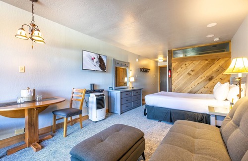 Truckee Hotel | Hotel Style Room in The Timber Creek Lodge by RedAwning