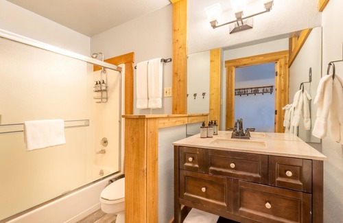 Truckee Hotel | Hotel Style Room in The Timber Creek Lodge by RedAwning