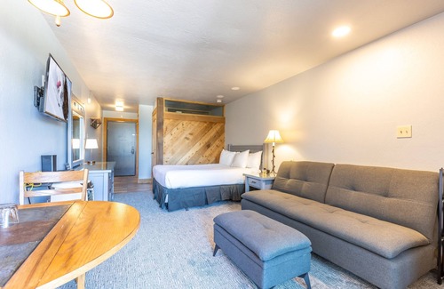 Truckee Hotel | Hotel Style Room in The Timber Creek Lodge by RedAwning