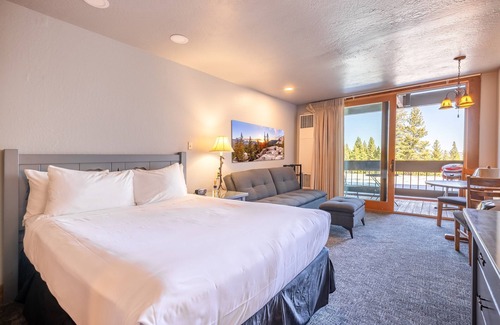 Truckee Hotel | Hotel Style Room in The Timber Creek Lodge by RedAwning