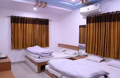 Kamrej Hotel | Hotel Swagat Inn And Guest House