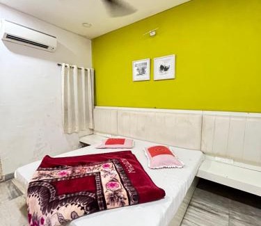 Nathdwara Hotel | Hotel vaishnavi - 200mtr From temple only 966o9o1oo6
