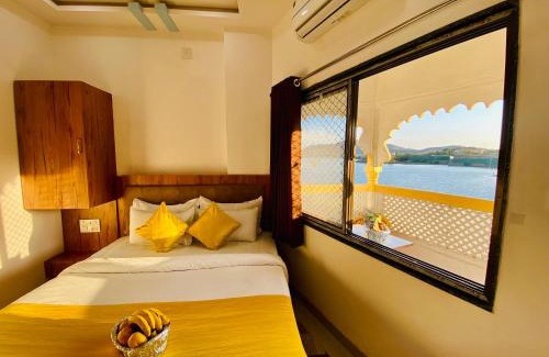 Udaipur District Hotel | Hotel Vallabh at Pichola Lake Nathi Ghat Brahmpole Udaipur