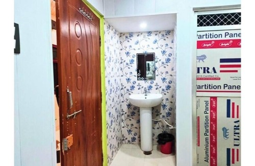 Gonda Apartment | Hotel White Stone Luxury Room with AC 1