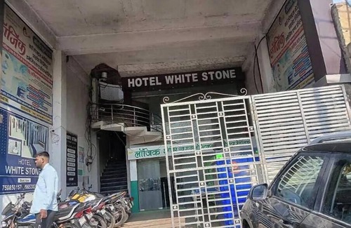 Gonda Apartment | Hotel White Stone Premium AC Room 3