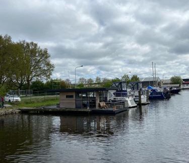 Sumar Boat Rental | Hotelkamer op water Houseboat Wetterhûske Friesland