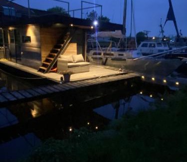 Sumar Boat Rental | Hotelkamer op water Houseboat Wetterhûske Friesland