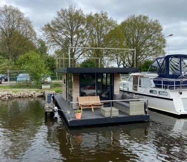 Sumar Boat Rental | Hotelkamer op water Houseboat Wetterhûske Friesland