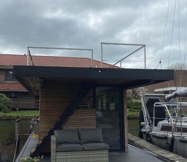 Sumar Boat Rental | Hotelkamer op water Houseboat Wetterhûske Friesland