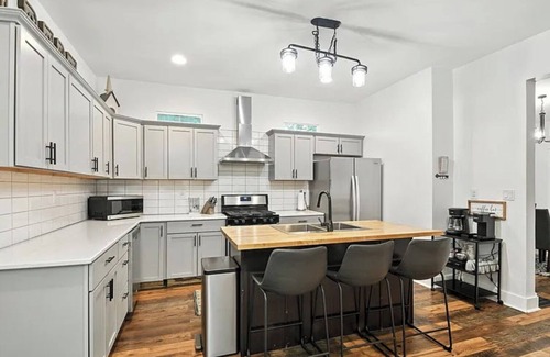 Holy Cross House | HotTub~5 Min to Mass Ave~Spacious for Groups~Indianapolis