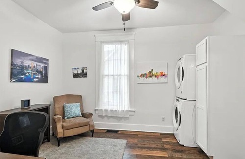 Holy Cross House | HotTub~5 Min to Mass Ave~Spacious for Groups~Indianapolis