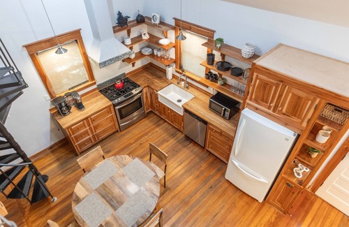 Fredericksburg Cottage | Hottub|Cabin vibe|Private yard|Prime location