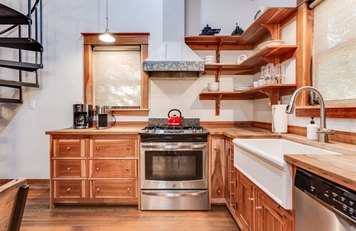 Fredericksburg Cottage | Hottub|Cabin vibe|Private yard|Prime location