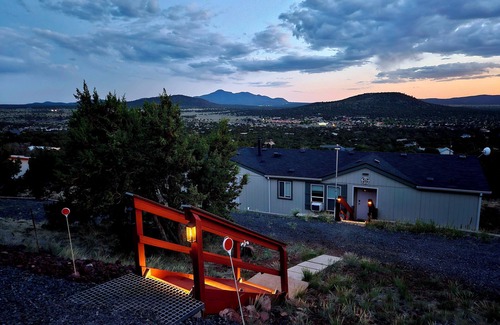 Williams House | HotTub/GameRoom/2Kingbeds/CoffeeBar/Firepit. 60 Min to Grand Canyon