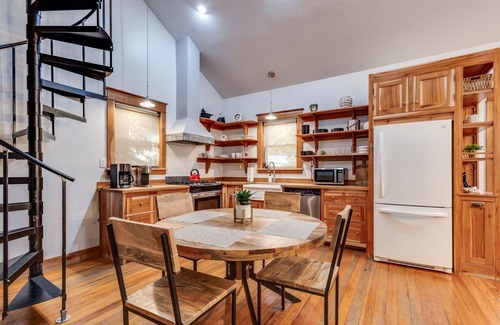 Fredericksburg Cottage | Hottub.Romantic Cottage.Private.Walk to Main.