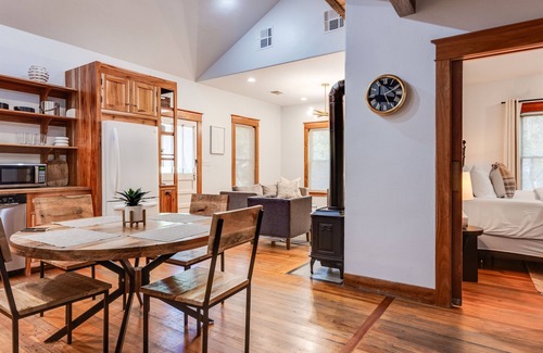 Fredericksburg Cottage | Hottub.Romantic Cottage.Private.Walk to Main.