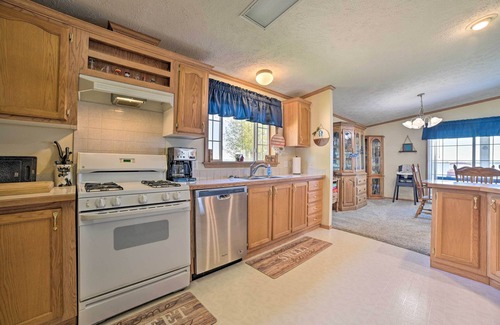 Houghton Lake House | Houghton Lake Family Getaway w/Fire Pit!