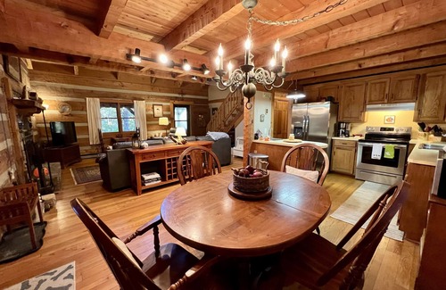 Ferguson Cabin | Hounds Retreat Pet Friendly, Wood Fireplace, HotTub, WiFi, Decks
