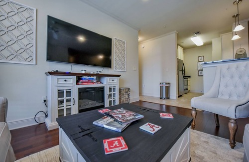 Tuscaloosa Condo | Houndstooth Hideaway-Book for football! Pool & workout facilities