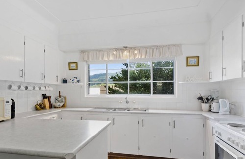 Thirroul Bed & Breakfast | House 10 minutes from beach, shops, restaurants, public transport.