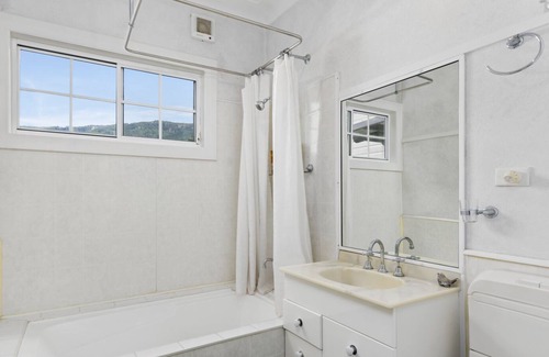 Thirroul Bed & Breakfast | House 10 minutes from beach, shops, restaurants, public transport.