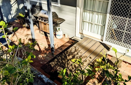Thirroul Bed & Breakfast | House 10 minutes from beach, shops, restaurants, public transport.