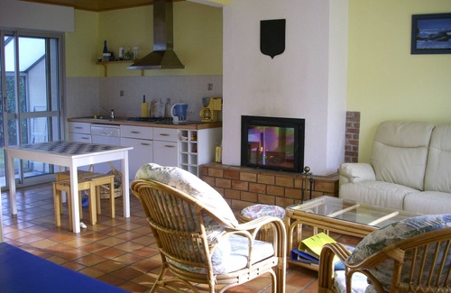 Plouescat Hotel | House 100m from the sea and sandy beaches, small sea view, enclosed garden