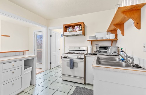 Historic Downtown District House | House + 2 Studios- 3 blocks from the Plaza!