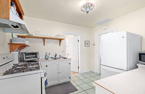 Historic Downtown District House | House + 2 Studios- 3 blocks from the Plaza!