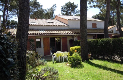 La Palmyre House | House 50 m2, terrace, enclosed garden, pine forest, private parking, shared swimming pool