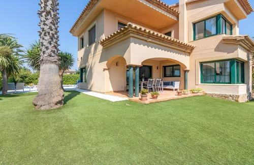 Sant Pere Pescador Ski Chalet | House Amfora 70, in 1st line, A/C, Wi-Fi, private pool, barbecue, garden.