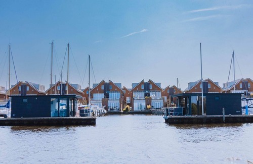 Municipality of Uitgeest House | House by Uitgeestermeer with Garden