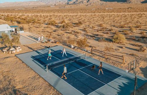 Joshua Tree House | House & Casita - Pool - Pickle Ball - Fire Pit - Hot Tub - 10 Min to JT Park