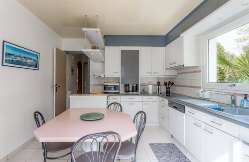 Auray House | House-Comfort-Private Bathroom-Garden view