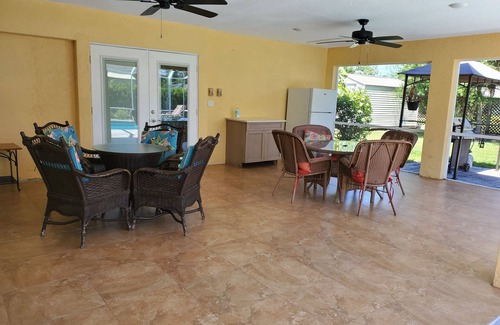 Trailer Estates House | House For Big Family and a group of Friends .